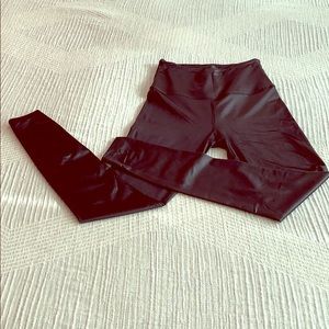 Beyond Yoga - shiny black yoga pants